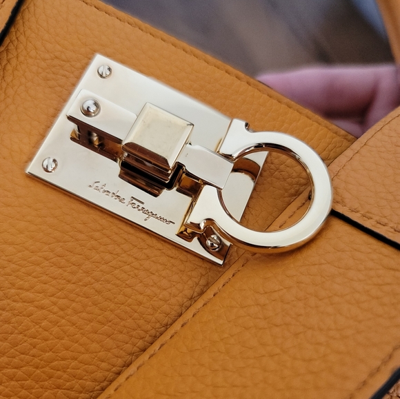 Salvatore Ferragamo The Studio Soft Bag Olivello - Picture 9 of 15